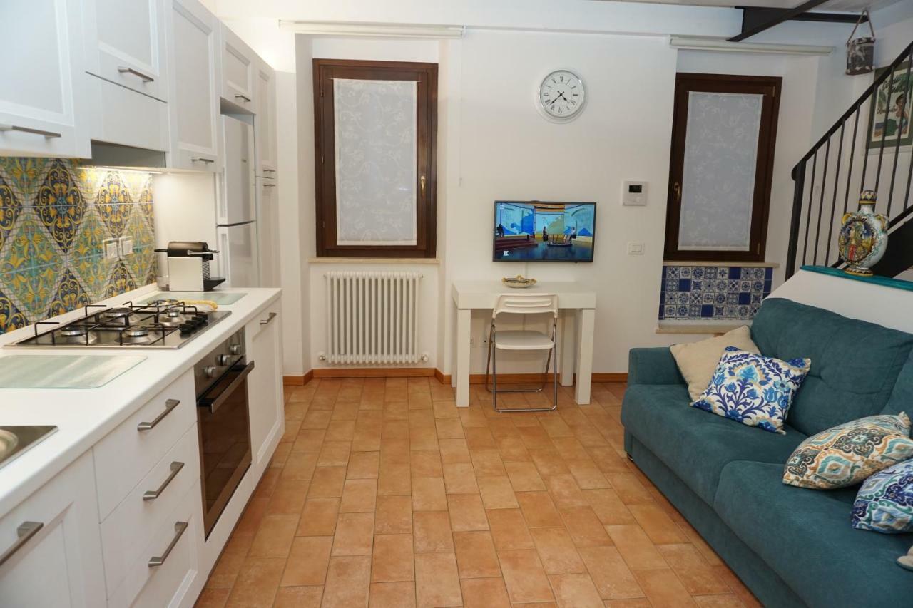 Вилла Casa Vacanze Torre Dei Gualtieri Сан-Бенедетто-дель-Тронто Экстерьер фото