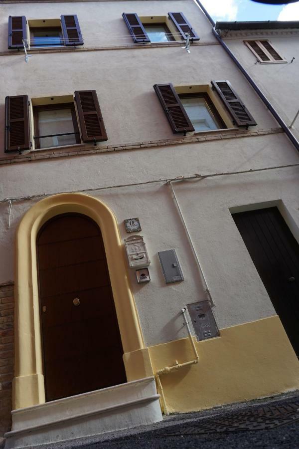 Вилла Casa Vacanze Torre Dei Gualtieri Сан-Бенедетто-дель-Тронто Экстерьер фото